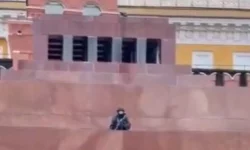 Vânătorii de drone păzesc mausoleul lui Lenin de lângă Kremlin. Imagini neobișnuite din Piața Roșie