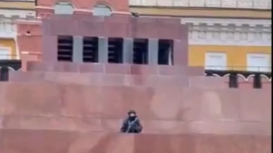 Vânătorii de drone păzesc mausoleul lui Lenin de lângă Kremlin. Imagini neobișnuite din Piața Roșie