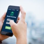 Telefonul mobil, principalul instrument bancar al moldovenilor. Câte tranzacții au efectuat în trei luni