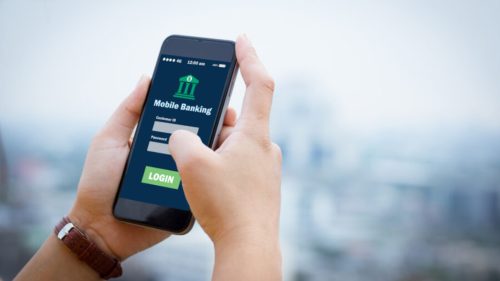 Telefonul mobil, principalul instrument bancar al moldovenilor. Câte tranzacții au efectuat în trei luni