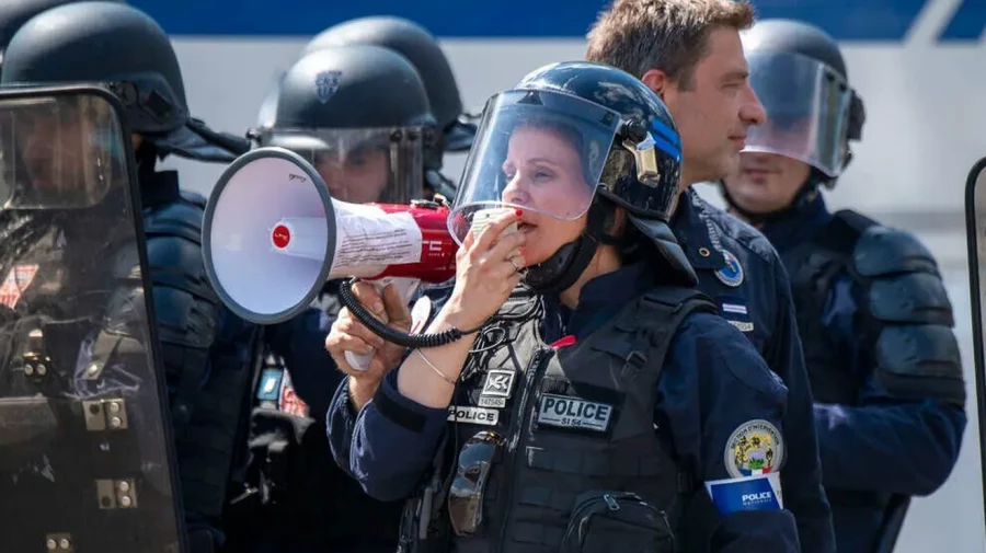 Şeful poliţiei din Paris afirmă că mişcarea de protest a elevilor a scăpat de sub control şi îndeamnă la calm