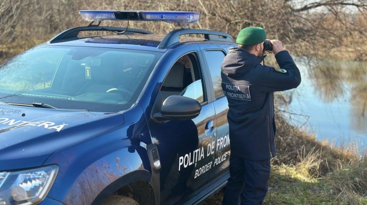 VIDEO Tentativă de trecere ilegală a Prutului: Patru cetățeni indieni, prinși la frontieră cu o barcă gonflabilă