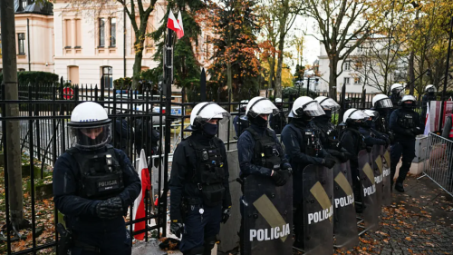 Incident în timpul protestului din Varșovia: Un bărbat înarmat a lovit o organizatoare și a încercat să fugă