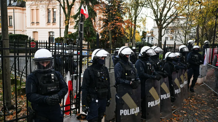 Incident în timpul protestului din Varșovia: Un bărbat înarmat a lovit o organizatoare și a încercat să fugă