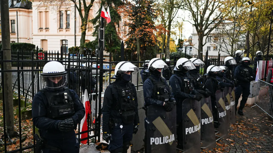 Incident în timpul protestului din Varșovia: Un bărbat înarmat a lovit o organizatoare și a încercat să fugă
