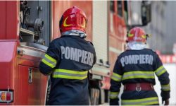 VIDEO Un bărbat cu nevoi speciale a fost salvat dintr-o mașină care era în flăcări, pe strada Muncești