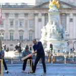 Prințul William a surprins trecătorii: A jucat crichet în plină stradă, în fața Palatului Buckingham