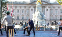 Prințul William a surprins trecătorii: A jucat crichet în plină stradă, în fața Palatului Buckingham