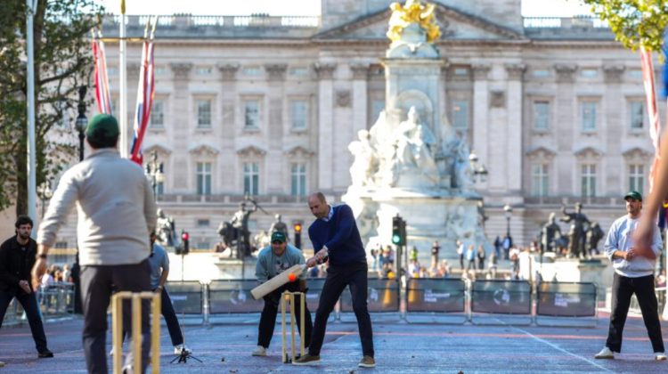 Prințul William a surprins trecătorii: A jucat crichet în plină stradă, în fața Palatului Buckingham