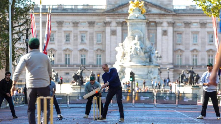 Prințul William a surprins trecătorii: A jucat crichet în plină stradă, în fața Palatului Buckingham