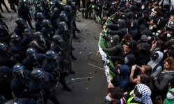 Aproximativ 480.000 de persoane au protestat în Franța. Liceenii cer investiții în educație