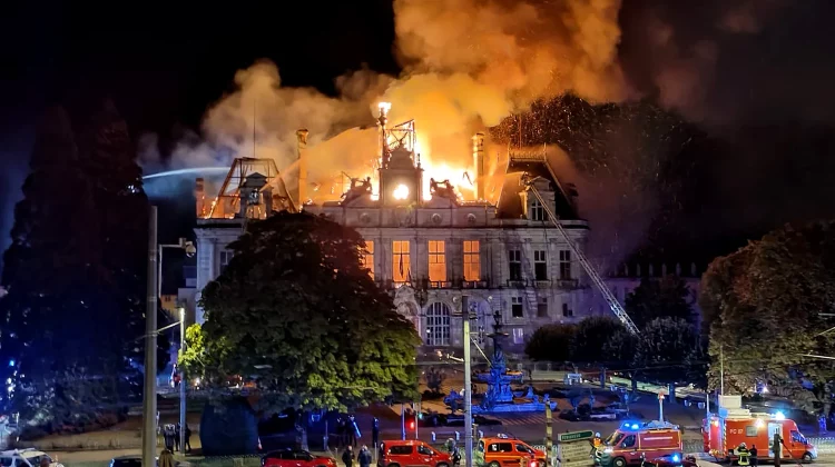 VIDEO Franța, răvășită de violențe și jafuri: clădire istorică distrusă de protestatari, 1.200 de arestări și străzi devastate
