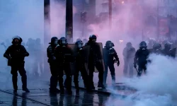 Aproape 1.000 de arestări în Franța, după confruntările dintre protestatari și poliție. 70.000 de polițiști, mobilizați