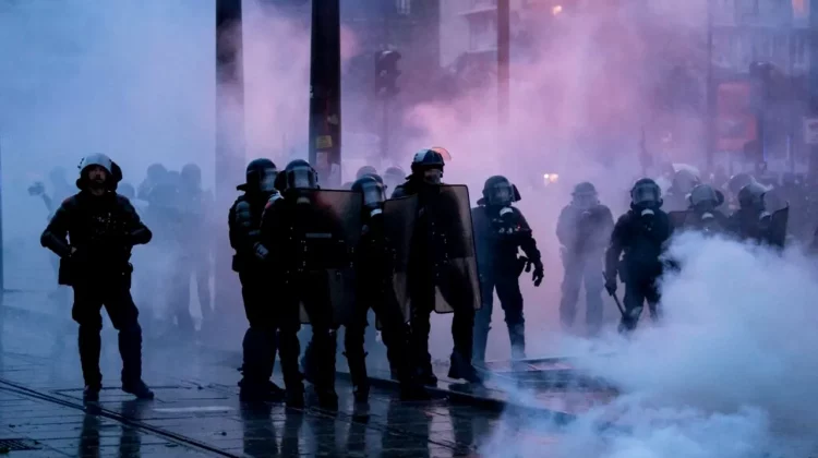 Aproape 1.000 de arestări în Franța, după confruntările dintre protestatari și poliție. 70.000 de polițiști, mobilizați