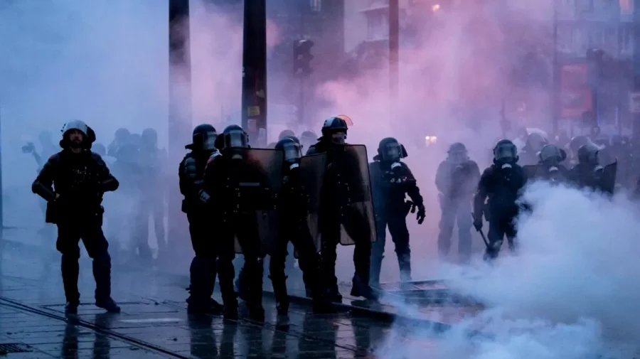 Aproape 1.000 de arestări în Franța, după confruntările dintre protestatari și poliție. 70.000 de polițiști, mobilizați