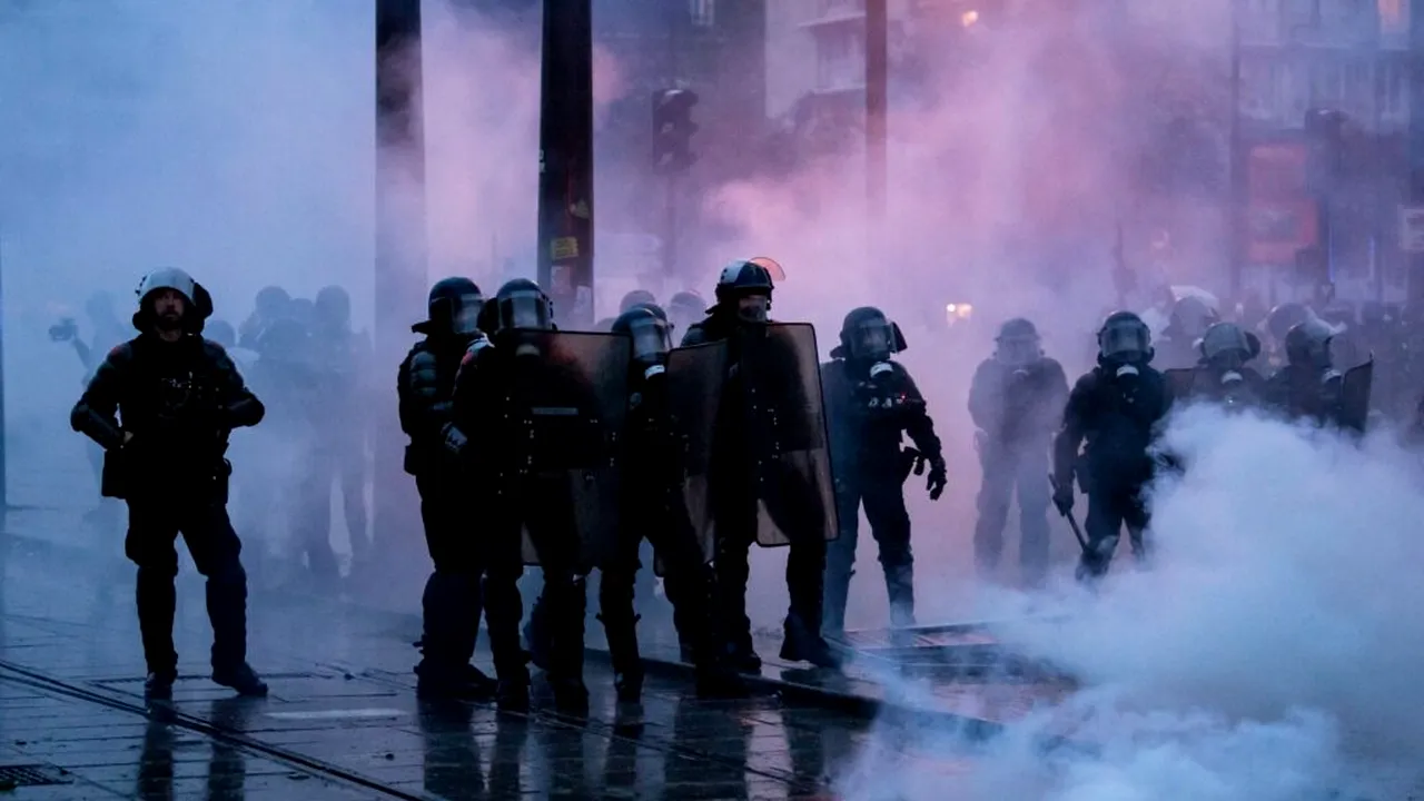 Aproape 1.000 de arestări în Franța, după confruntările dintre protestatari și poliție. 70.000 de polițiști, mobilizați