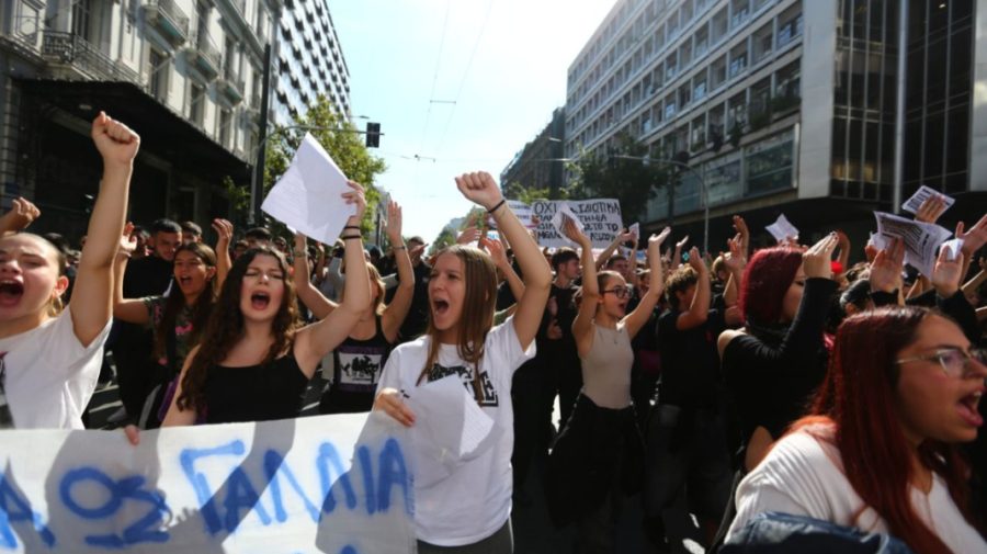 Grecia urmează exemplul Franței? Mii de elevi și profesori au ieșit la proteste