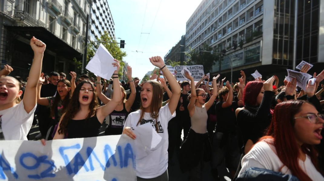 Grecia urmează exemplul Franței? Mii de elevi și profesori au ieșit la proteste