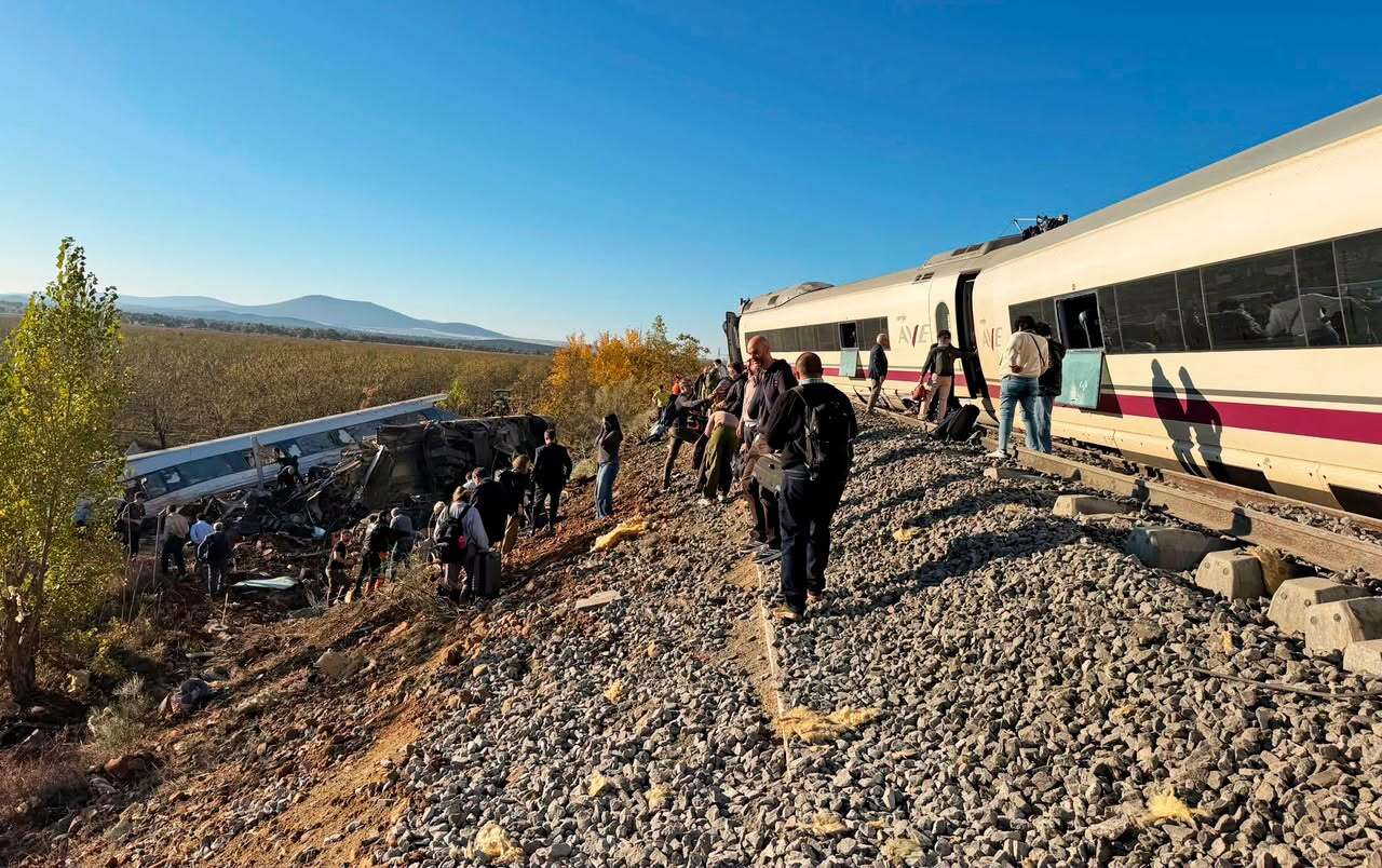 VIDEO Spania, zguduită de un nou accident feroviar: Aproape 40 de oameni au murit