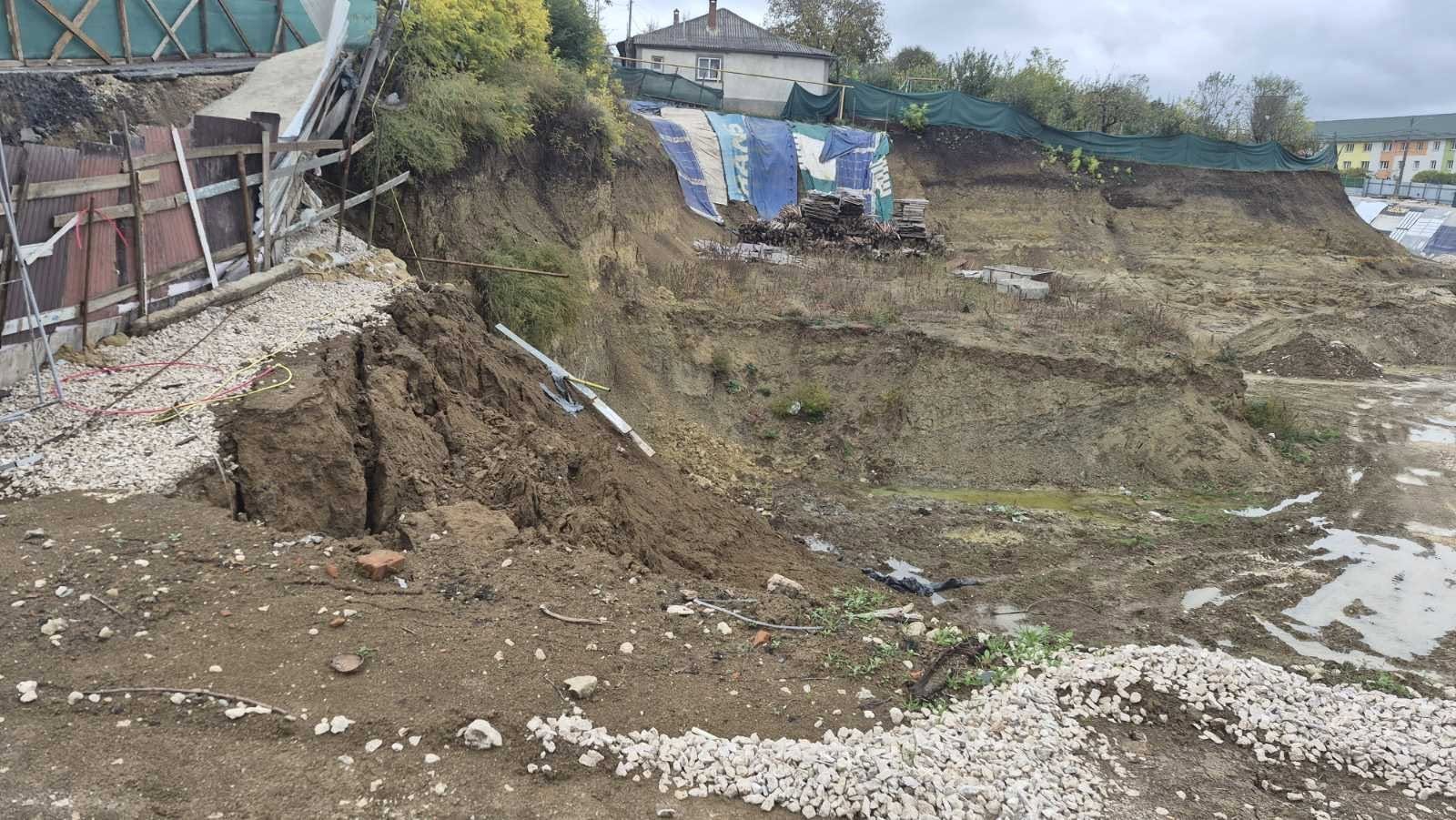 ALERTĂ la Ialoveni! O surpare de teren pune în pericol strada Universului și circulația în zonă