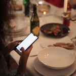 Fără telefoane la masă: Tot mai multe restaurante din Sardinia impun o nouă regulă