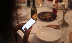 Fără telefoane la masă: Tot mai multe restaurante din Sardinia impun o nouă regulă