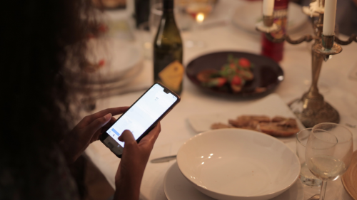 Fără telefoane la masă: Tot mai multe restaurante din Sardinia impun o nouă regulă