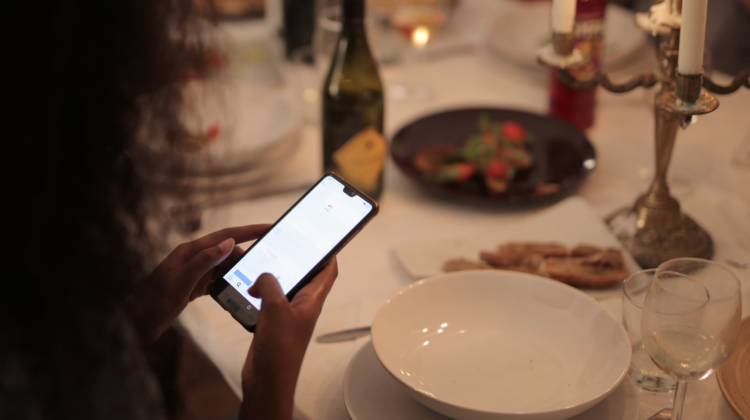 Fără telefoane la masă: Tot mai multe restaurante din Sardinia impun o nouă regulă