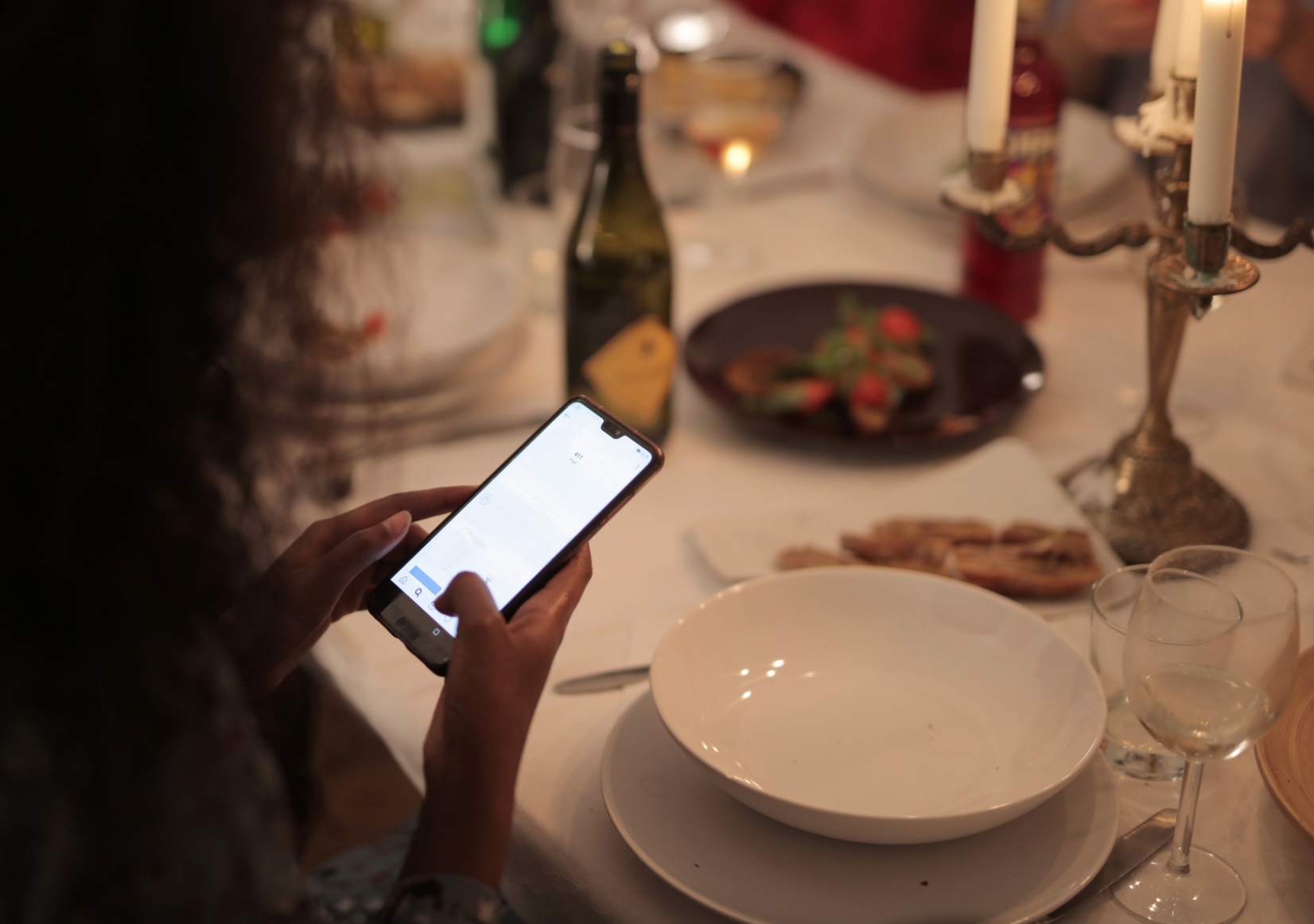 Fără telefoane la masă: Tot mai multe restaurante din Sardinia impun o nouă regulă