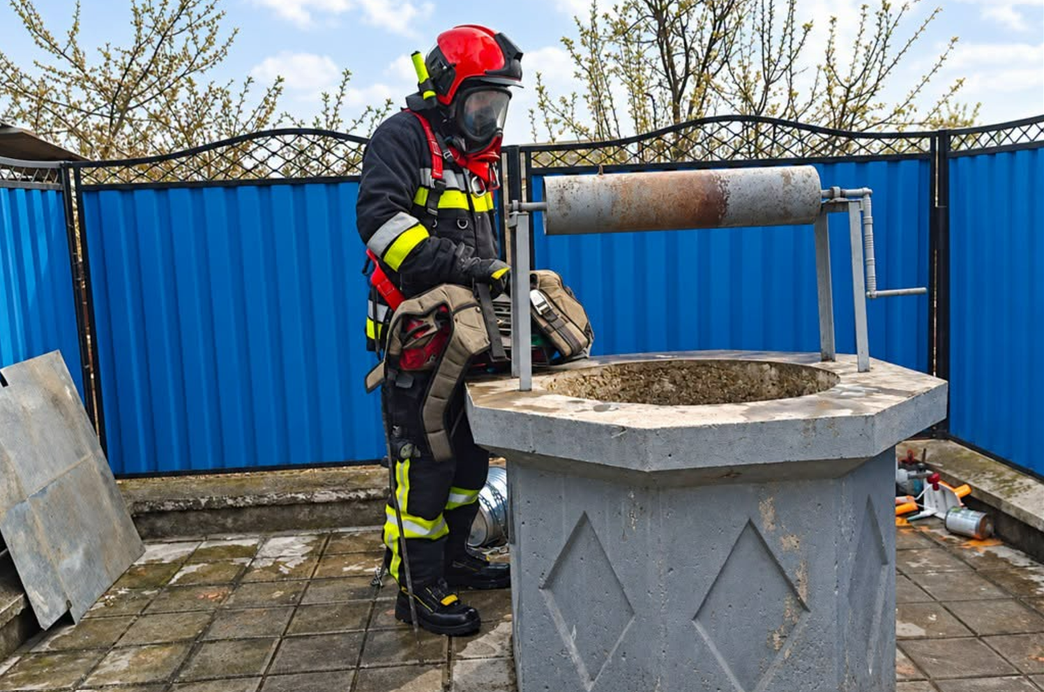 La un pas de tragedie: Un bărbat din Telenești a căzut într-o fântână adâncă de 15 metri, chiar în propria gospodărie