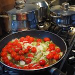 Ai aceste tigăi în bucătărie? Producătorul care a fost somat să renunțe la „substanțe chimice eterne”