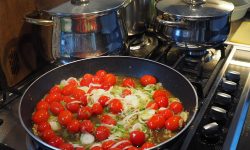 Ai aceste tigăi în bucătărie? Producătorul care a fost somat să renunțe la „substanțe chimice eterne”
