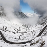 VIDEO A nins din nou pe Transfăgărășan! Drumarii intervin cu utilajele de deszăpezire