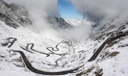 VIDEO A nins din nou pe Transfăgărășan! Drumarii intervin cu utilajele de deszăpezire