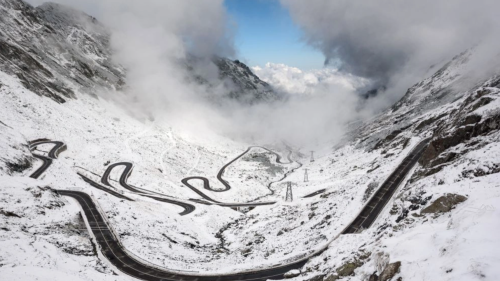 VIDEO A nins din nou pe Transfăgărășan! Drumarii intervin cu utilajele de deszăpezire