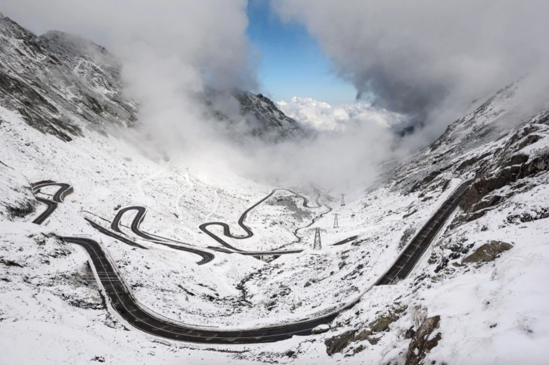 VIDEO A nins din nou pe Transfăgărășan! Drumarii intervin cu utilajele de deszăpezire