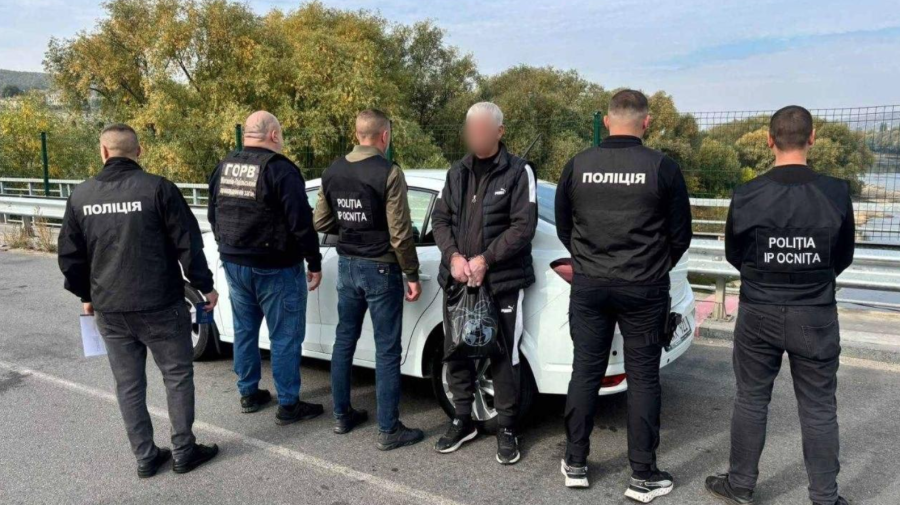 Un ucrainean acuzat că a ajutat trei persoane să treacă ilegal frontiera, extrădat din Moldova