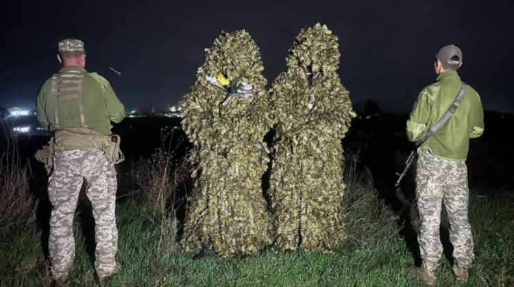 Au încercat să ajungă ilegal în Moldova deghizați în costume de camuflaj. Doi ucraineni, prinși la frontieră