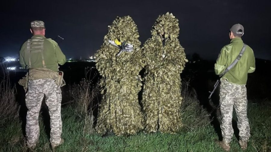 Au încercat să ajungă ilegal în Moldova deghizați în costume de camuflaj. Doi ucraineni, prinși la frontieră
