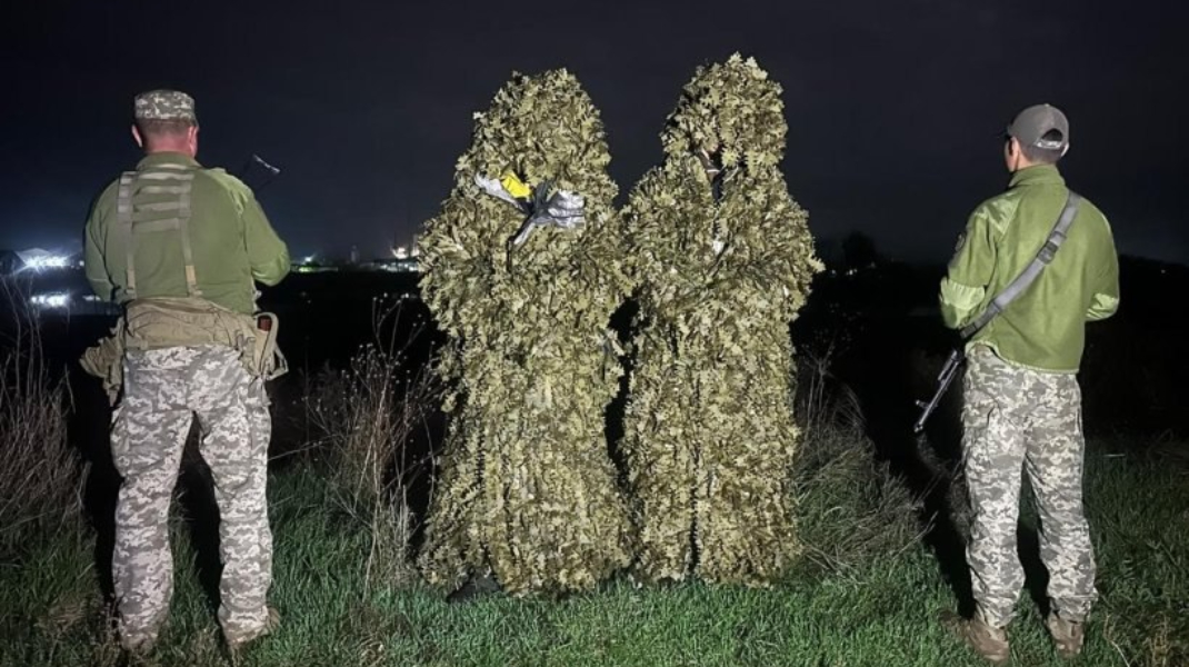 Au încercat să ajungă ilegal în Moldova deghizați în costume de camuflaj. Doi ucraineni, prinși la frontieră