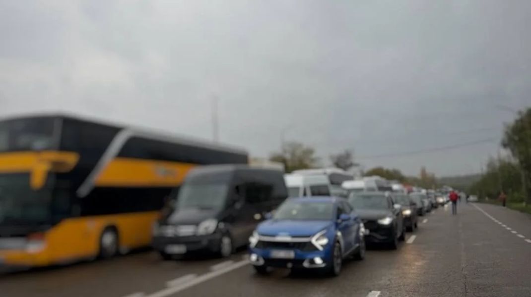 Trafic intens la punctul de trecere a frontierei Leușeni–Albița. Călătorii sunt îndemnați să își schimbe itinerarul