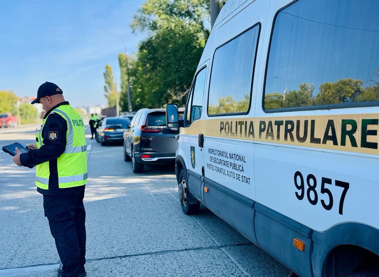 Telefonul la volan, viteza și semaforul roșu, printre abaterile depistate de polițiști pe șoseaua Hâncești