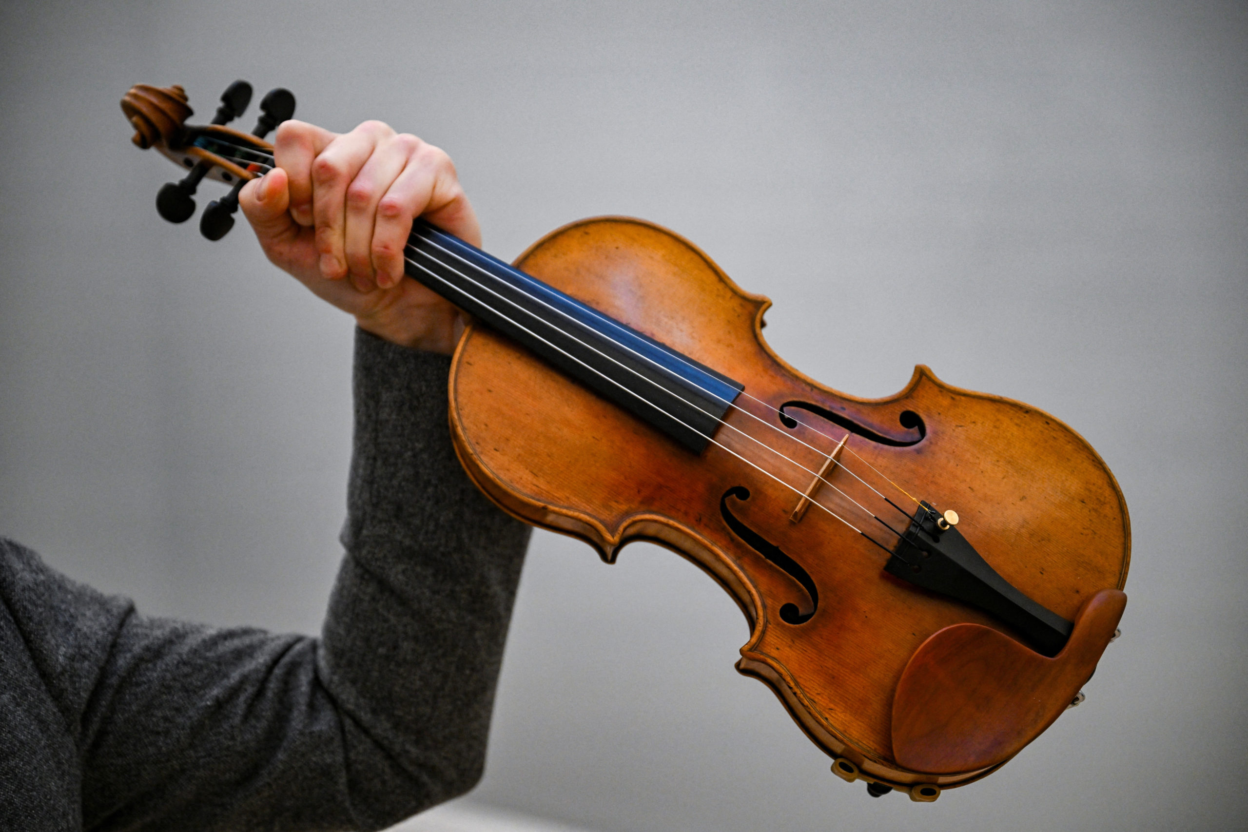 Colecția de instrumente muzicale ale Moldovei, cu viori Stradivari, costă 324.000 €. Va fi scutită de TVA la import