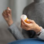 Mai puțin soare, risc mai mare de deficit de vitamina D. Ce simptome trebuie să ne pună în gardă