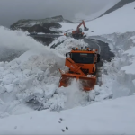 VIDEO Ninsori abundente pe Transfăgărășan. Șoferii, avertizați să nu circule fără mașini echipate pentru iarnă