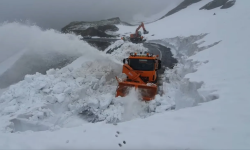 VIDEO Ninsori abundente pe Transfăgărășan. Șoferii, avertizați să nu circule fără mașini echipate pentru iarnă