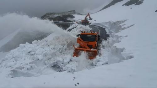 VIDEO Ninsori abundente pe Transfăgărășan. Șoferii, avertizați să nu circule fără mașini echipate pentru iarnă