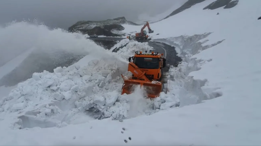 VIDEO Ninsori abundente pe Transfăgărășan. Șoferii, avertizați să nu circule fără mașini echipate pentru iarnă