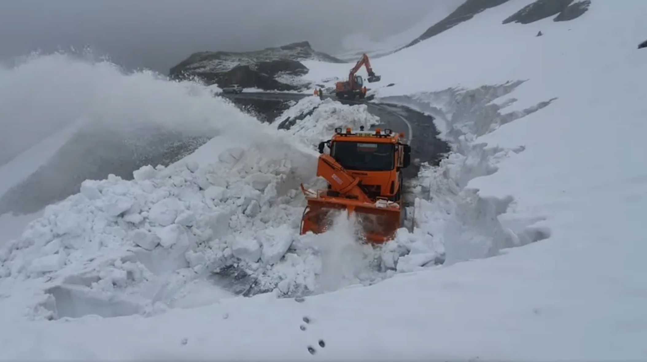 VIDEO Ninsori abundente pe Transfăgărășan. Șoferii, avertizați să nu circule fără mașini echipate pentru iarnă