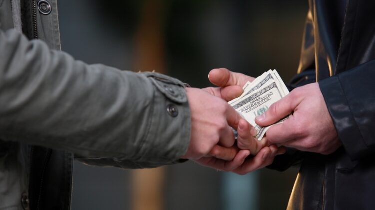 Studiu: Moldova, pe locul 102 după nivelul corupţiei. Cine dintre funcţionarii de stat ia cel mai mult mită